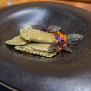 Agnolotti Verde de Ragú de pato e Tomate Seco