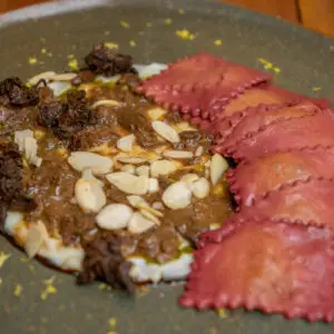 Raviole de Beterraba, Cabra, Funghi, Amêndoas e Pesto  de Manjericão