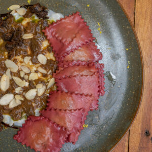 Raviole de Beterraba, Cabra, Funghi, Amêndoas e Pesto  de Manjericão