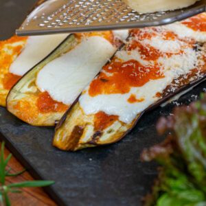 BERINGELA AO FORNO COM MUSSARELA DE BÚFALA