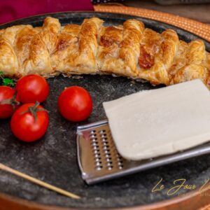 Folhada de Caccio Cavalo com Pesto de manjericão e Tomate confitado