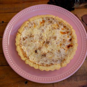 Quiche de Três Queijos, Nozes e Uva Passa