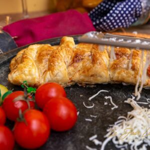 Folhada de Caccio Cavalo com Pesto de manjericão e Tomate confitado