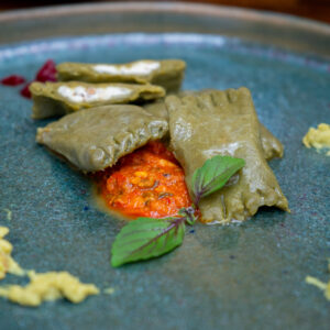Ancho de Angus e Agnollotti verde queijo cabra e pesto de nozes