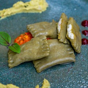 Ancho de Angus e Agnollotti verde queijo cabra e pesto de nozes