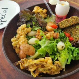 SALADA GREGA DE FALAFEL