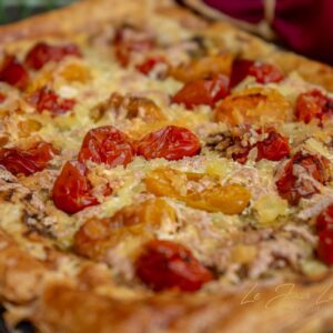 Tarte Folhada de Tomate Cereja , Scamoza defumada  e Pesto de Manjericão