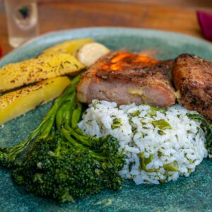 ALCATRA SUÍNA COCÇÃO SOUS VIDE ARROZ DE BRÓCOLIS E BATATA RUSTÍC