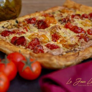 Tarte Folhada de Tomate Cereja , Scamoza defumada  e Pesto de Manjericão