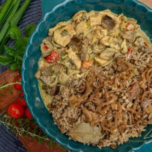 Mijadra com Frango ao Molho de Iogurte, tahine e nozes