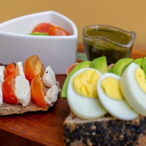 Duo de Tartines Capresi com Molho de Cereja e Salmão Gravlax, Avocado e Ovos Cozidos