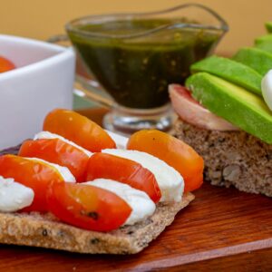 Duo de Tartines Capresi com Molho de Cereja e Salmão Gravlax, Avocado e Ovos Cozidos