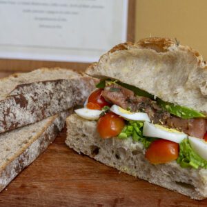 Sanduíche de Salmão Gravlax e Avocado