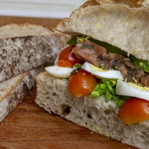 Sanduíche de Salmão Gravlax e Avocado