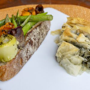 Tartines de Aspargo e Vegetais Spalakopitas, Espinafre e Queijo Feta