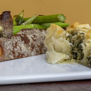 Tartines de Aspargo e Vegetais Spalakopitas, Espinafre e Queijo Feta