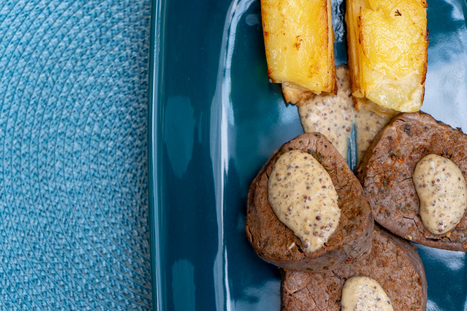 Mignon com Molho L’ancienne e Mil Folhas de Batata